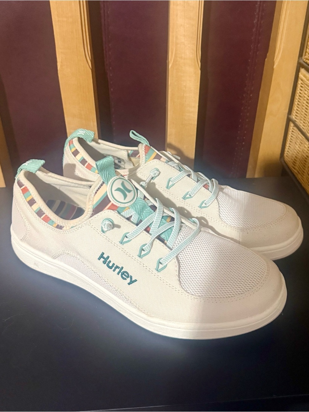 Hurley Castaic Women’s Bungee Slip On Casual Sneakers Cream Mint